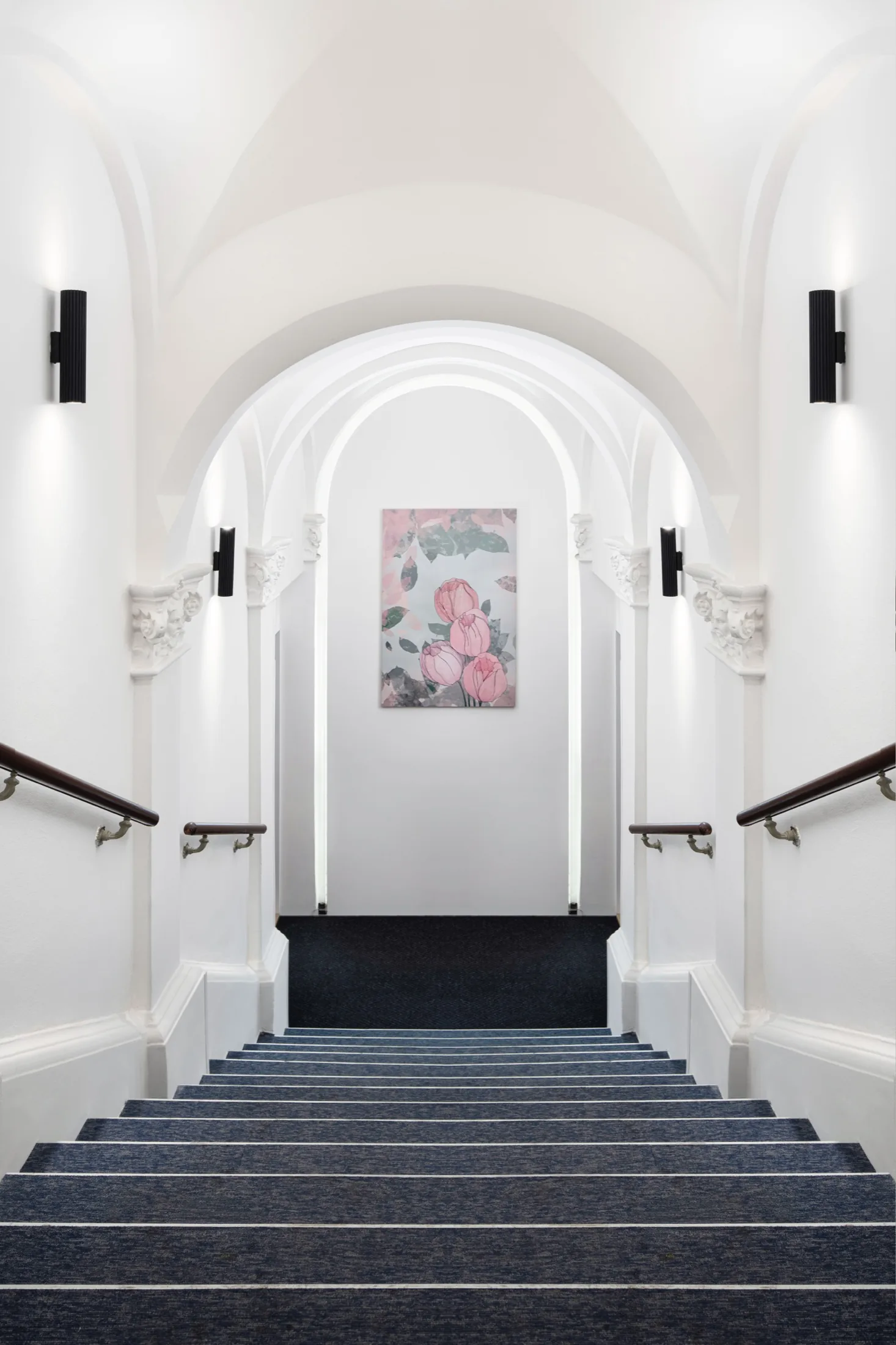 Obloukové schodiště s květinovým obrazem v Hotelu Botanica