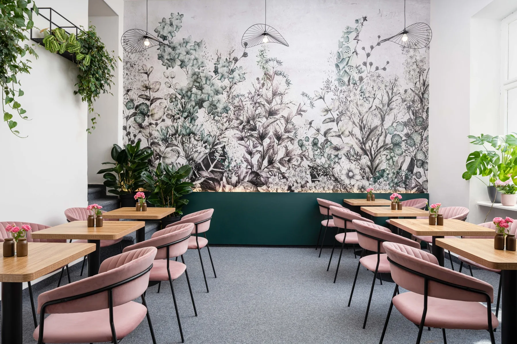 Prosvětlená snídaňová místnost Hotelu Botanica